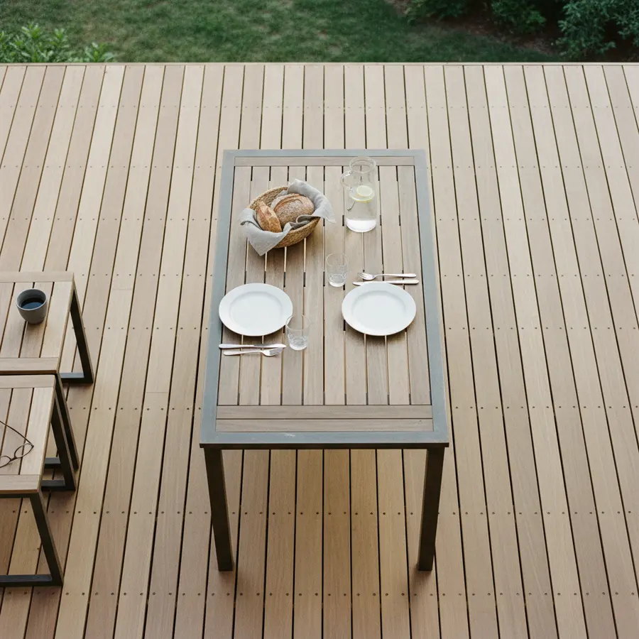Teak Terrassendielen kaufen: Premium-Qualität & Top-Preise - Photo Teak Terrassendielen kaufen: Ansicht einer sonnigen Terrasse mit gedecktem Tisch