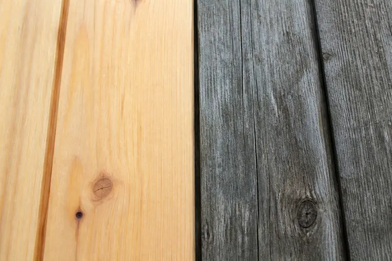 Vergrautes und aufgehelltes Holz nebeneinander, um den Unterschied zu demonstrieren.