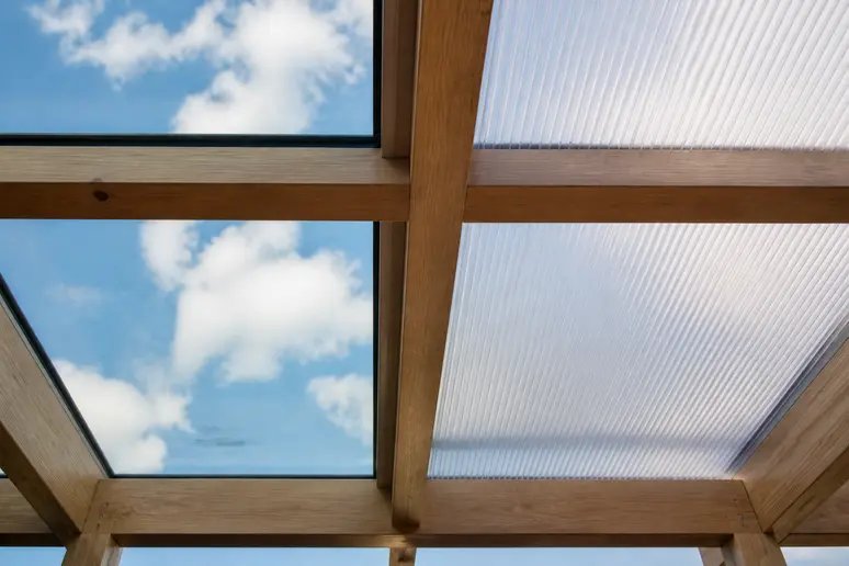 Vergleich von VSG-Glas und Polycarbonat für Terrassenüberdachungen: Klare Sicht vs. milchige Platten.
