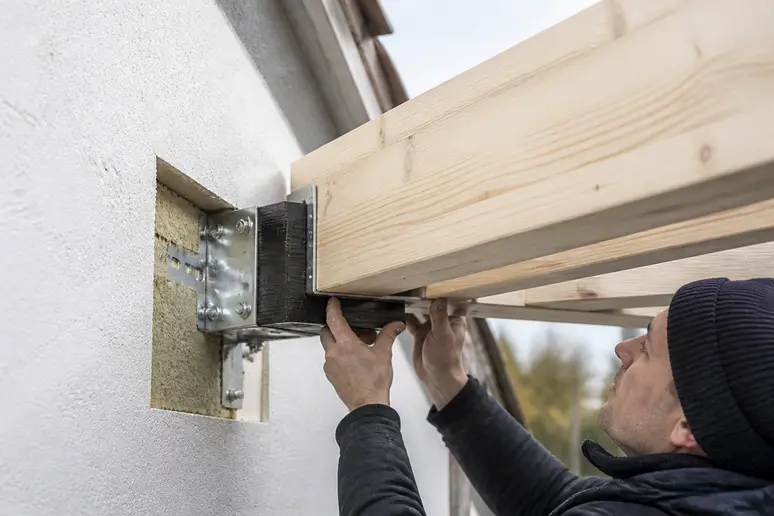 Spezielle Wandbefestigung für Terrassenüberdachung an WDVS zur Vermeidung von Wärmebrücken.